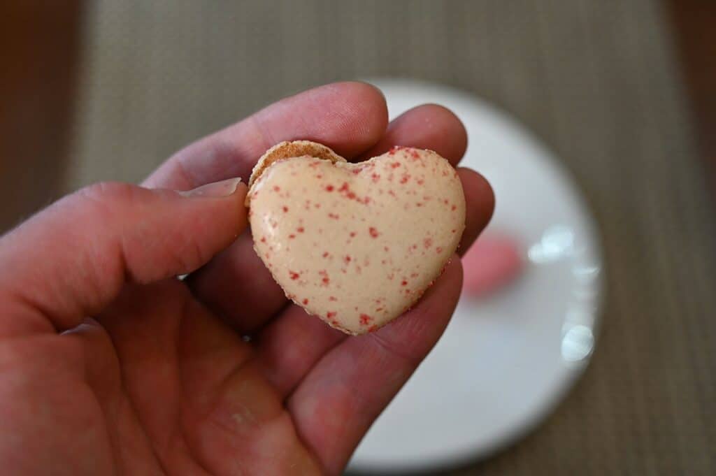 Closeu[ image of one vanilla Costco Le Bon Patisserie Heart Shaped Macaron.