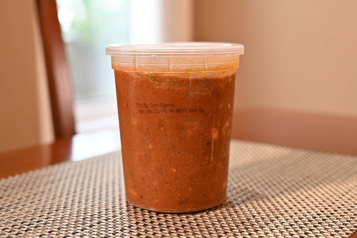 Side view image of one 900 gram plastic container of chili.