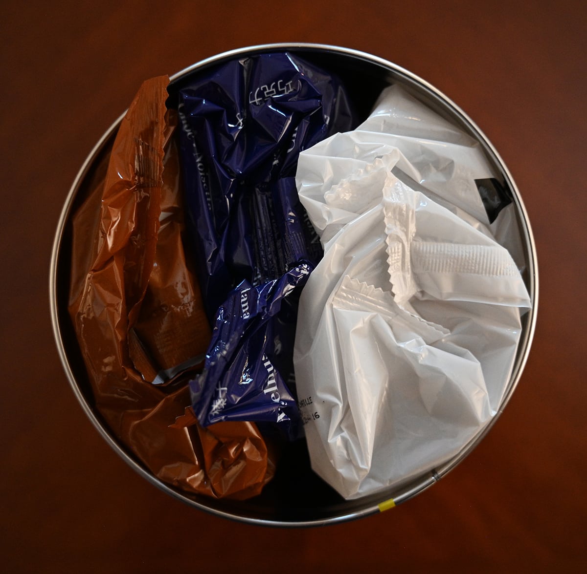 Top down image of the open tin of Rondoletti showing three unopened bags (white, blue and brown) stuffed inside the tin.