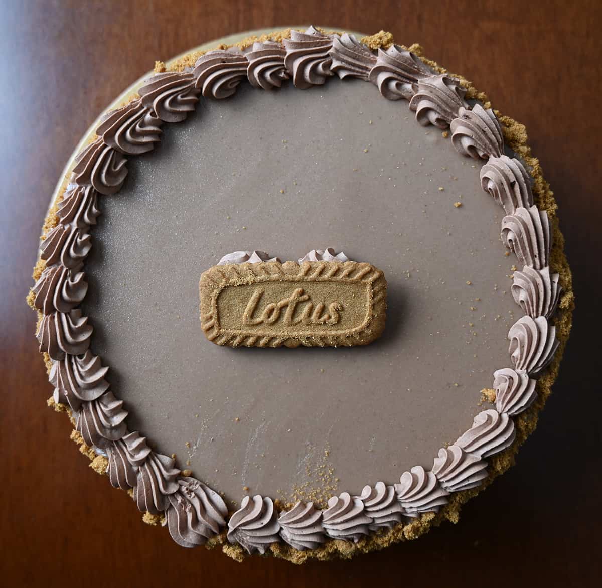 Closeup top down image of the top of the cake showing a Lotus biscoff cookie placed on the top.