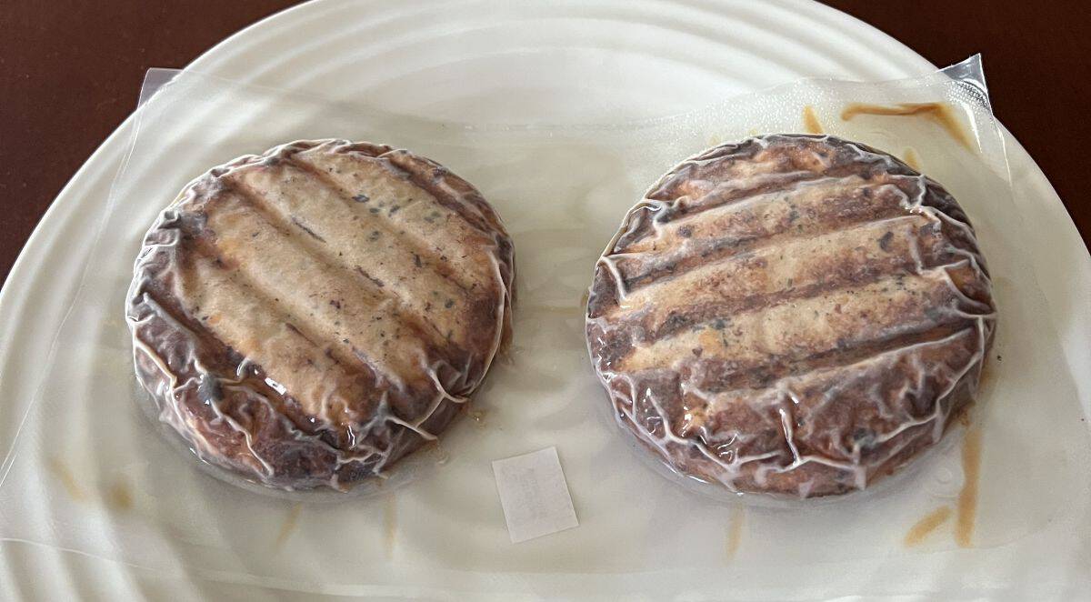 Image of the Connie's Kitchen Caramelized Onion & Cheese chicken burgers sealed in packs of two.