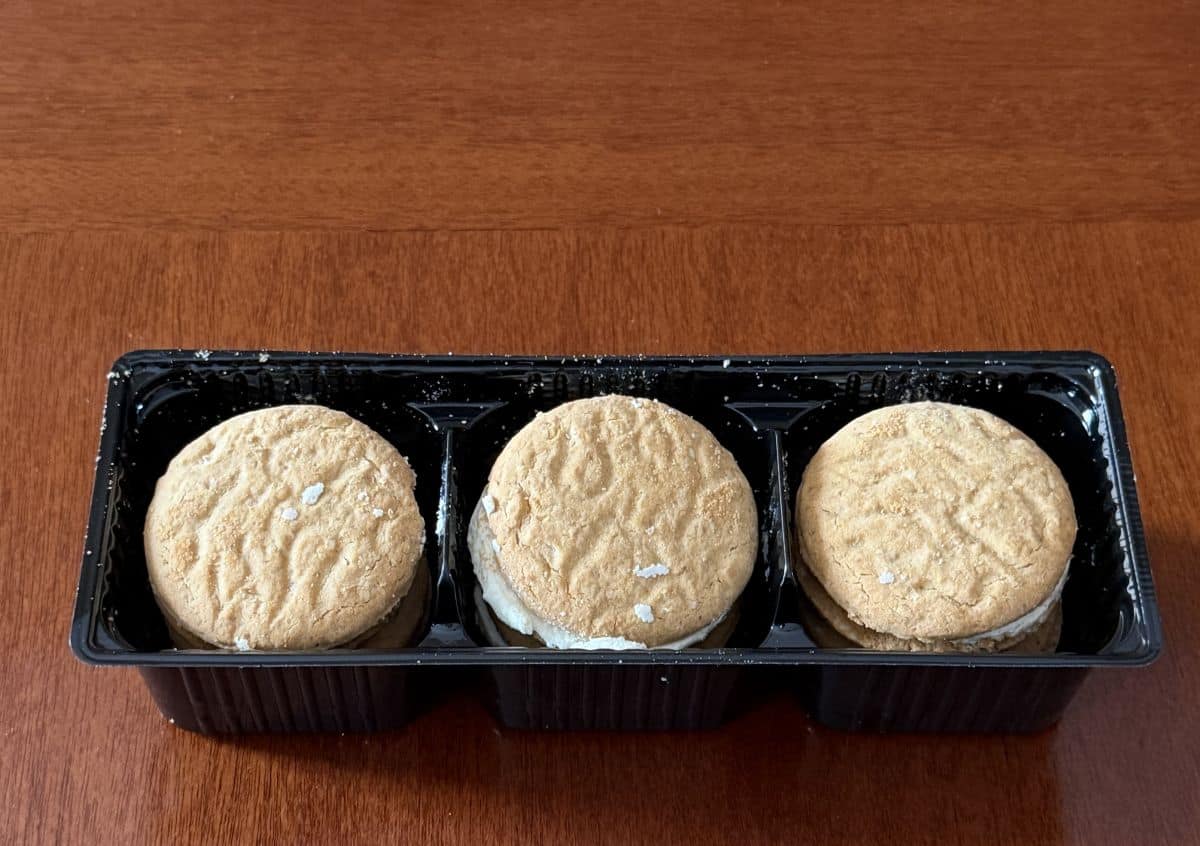 Image of a plastic tray with six oat sandwich cookies in it.