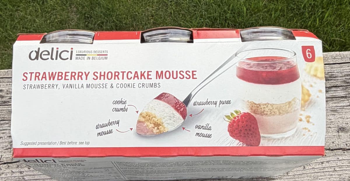 Image of the unopened box of Delici Strawberry Shortcake Mouse on it's side showing the product description and pictures of all the layers.