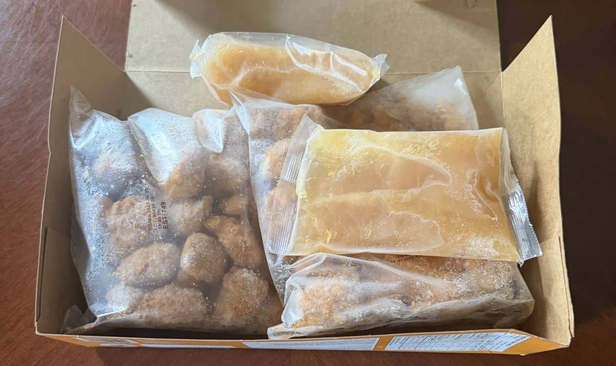 Top down image of the Siwin Lemon Chicken box open showing the contents of the box.